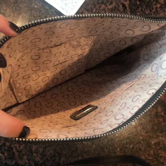 LIKE NEW Guess Crossbody Bag - Picture 3 of 3